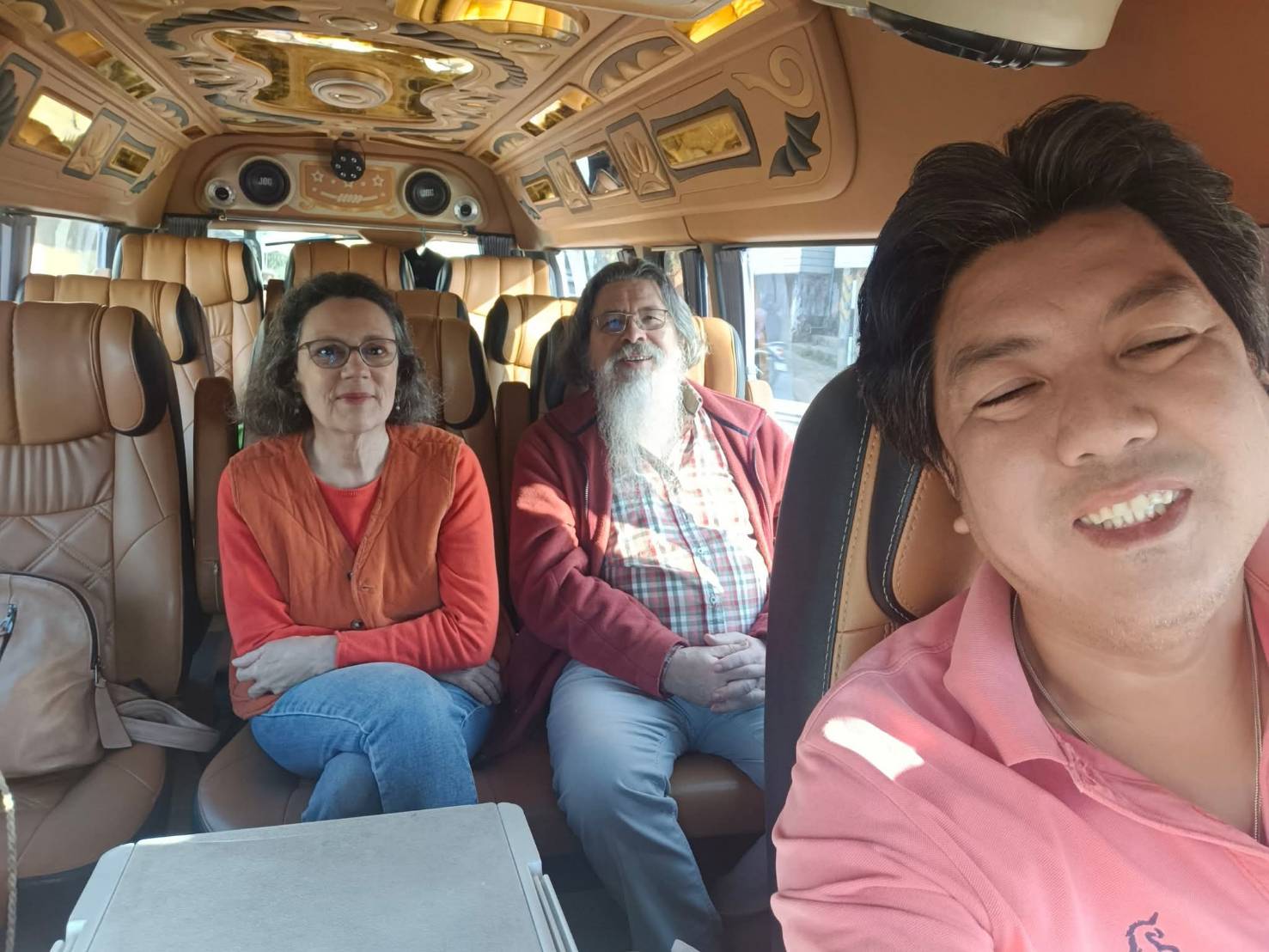 ทีมงาน — รถตู้นำเที่ยวเชียงใหม่ นางฟ้าทีม