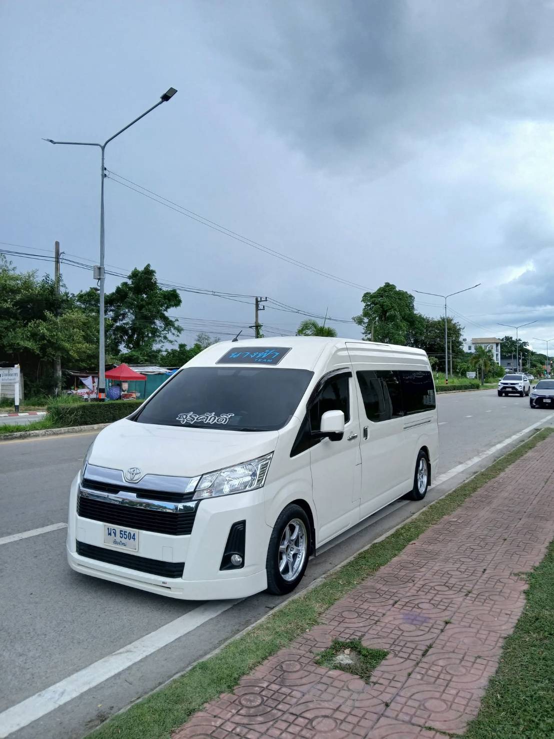 รถตู้หน้ายาว — ห้องโดยสารกว้าง เก็บเสียงดี เหมาะกับเดินทางไกลหลายวัน